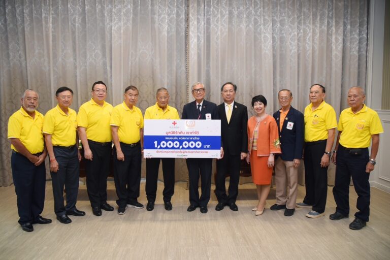 มูลนิธิ “รักกัน เราทำได้” บริจาคเงินให้สภากาชาดไทย เพื่อช่วยเหลือผู้ประสบอุทกภัย