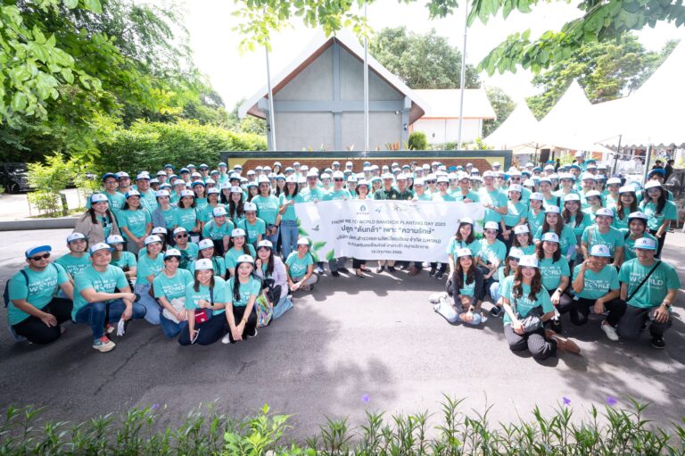 ผู้บริหารและพนักงาน ปตท.สผ. ร่วมกันปลูกต้นไม้เพิ่มพื้นที่สีเขียวในโอกาสครบ 40 ปี