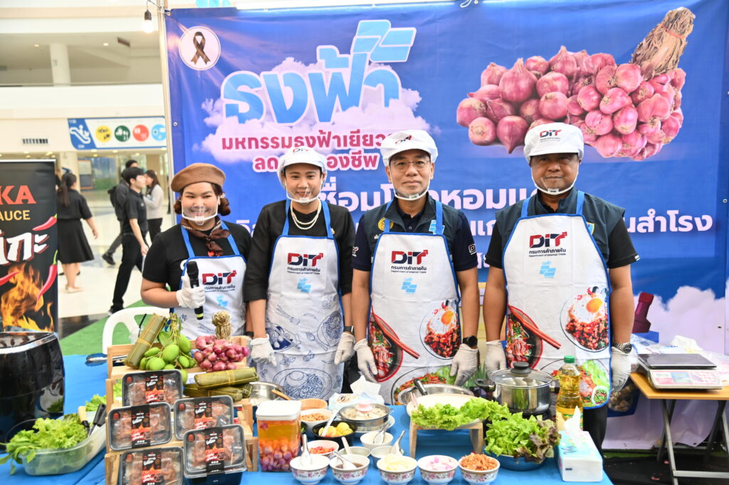 ธงฟ้าเปิดฉาก! ลดค่าครองชีพคนกรุง 3 วัน ที่ศูนย์ราชการแจ้งวัฒนะ คาดเงินสะพัดกว่า 30 ล้านบาท สนับสนุนผู้ประกอบการ7ชายแดนเพิ่มรายได้