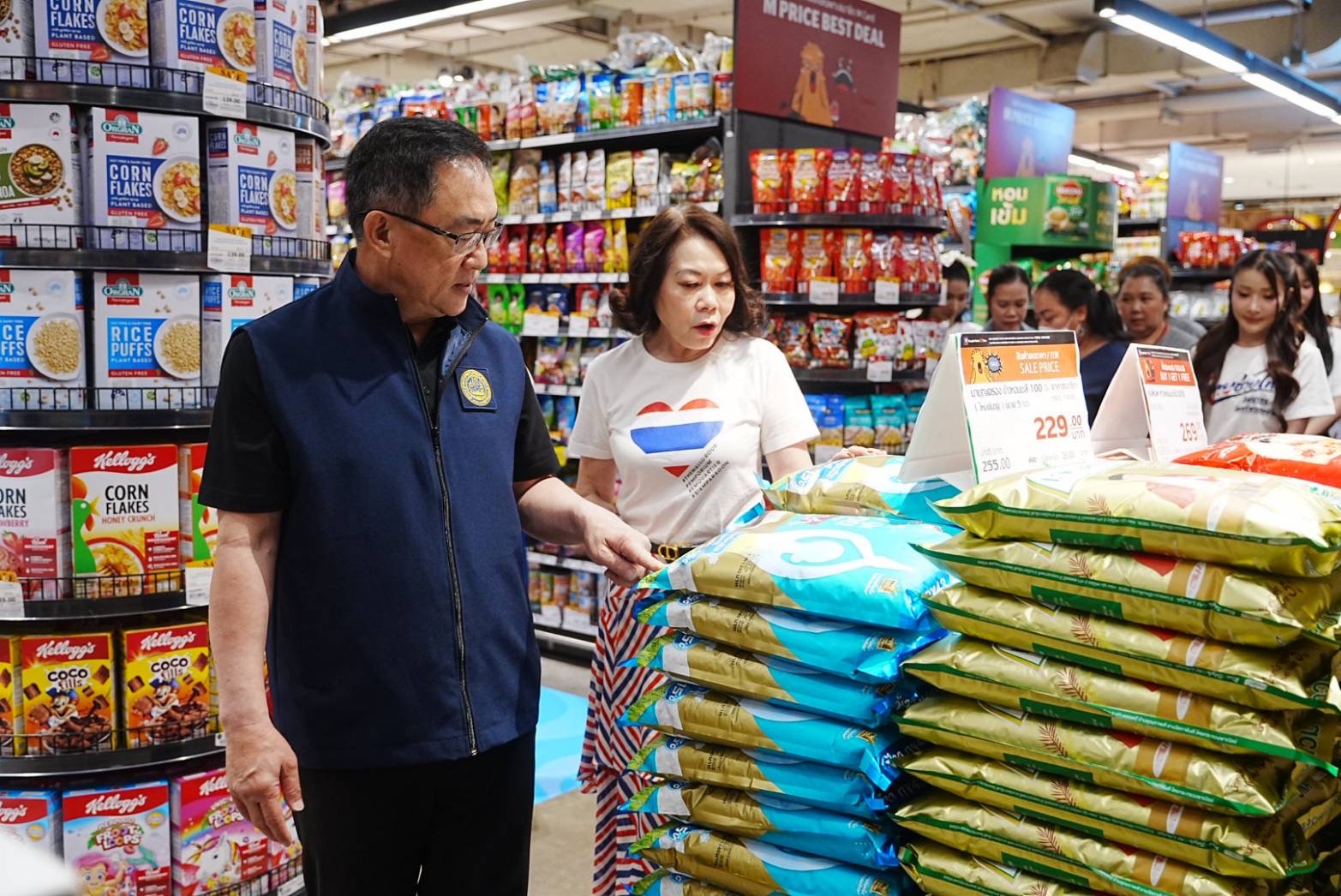 พาณิชย์’ ลุยตรวจความพร้อม ไทยช่วยไทย ลดภาระ ลดค่าครองชีพ ยืนยัน!! เตรียมสินค้าครบครัน