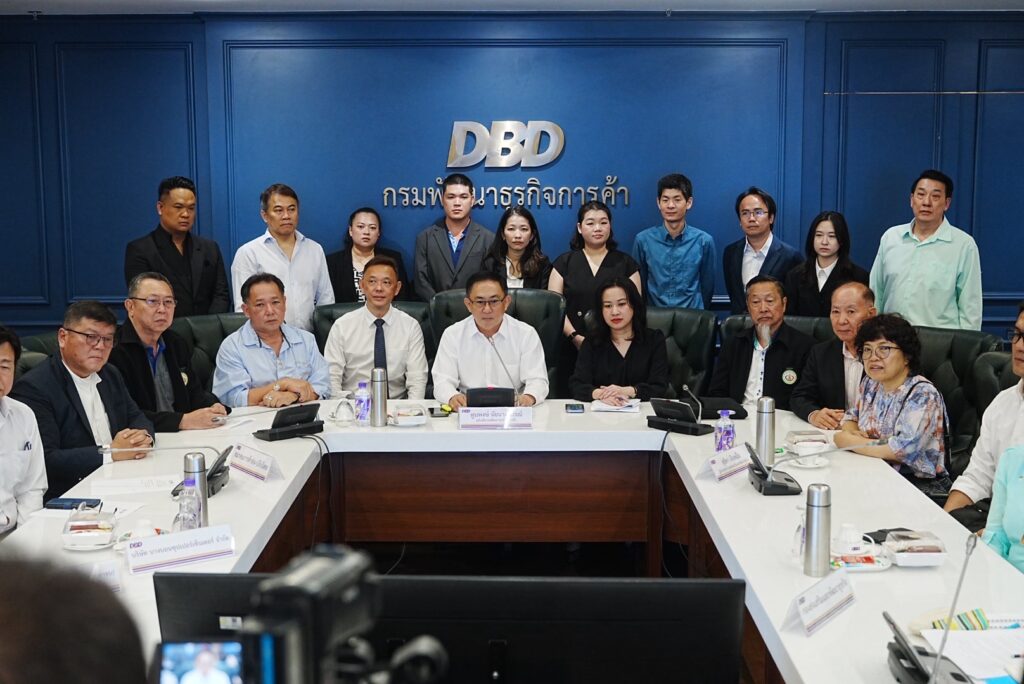 กรมพัฒนาธุรกิจการค้าจับมือสมาคมการค้าส่ง-ปลีกไทย และร้านค้าปลีกท้องถิ่น 99 แห่ง รวม 800 สาขาทั่วประเทศ จัดกิจกรรม “ไทยช่วยไทย x Local Low Cost” จัดโปรโมชันลดราคาสินค้าอุปโภคบริโภคที่จำเป็นต่อการครองชีพ 25-60% เริ่มวันที่ 1-10 พ.ค.นี้