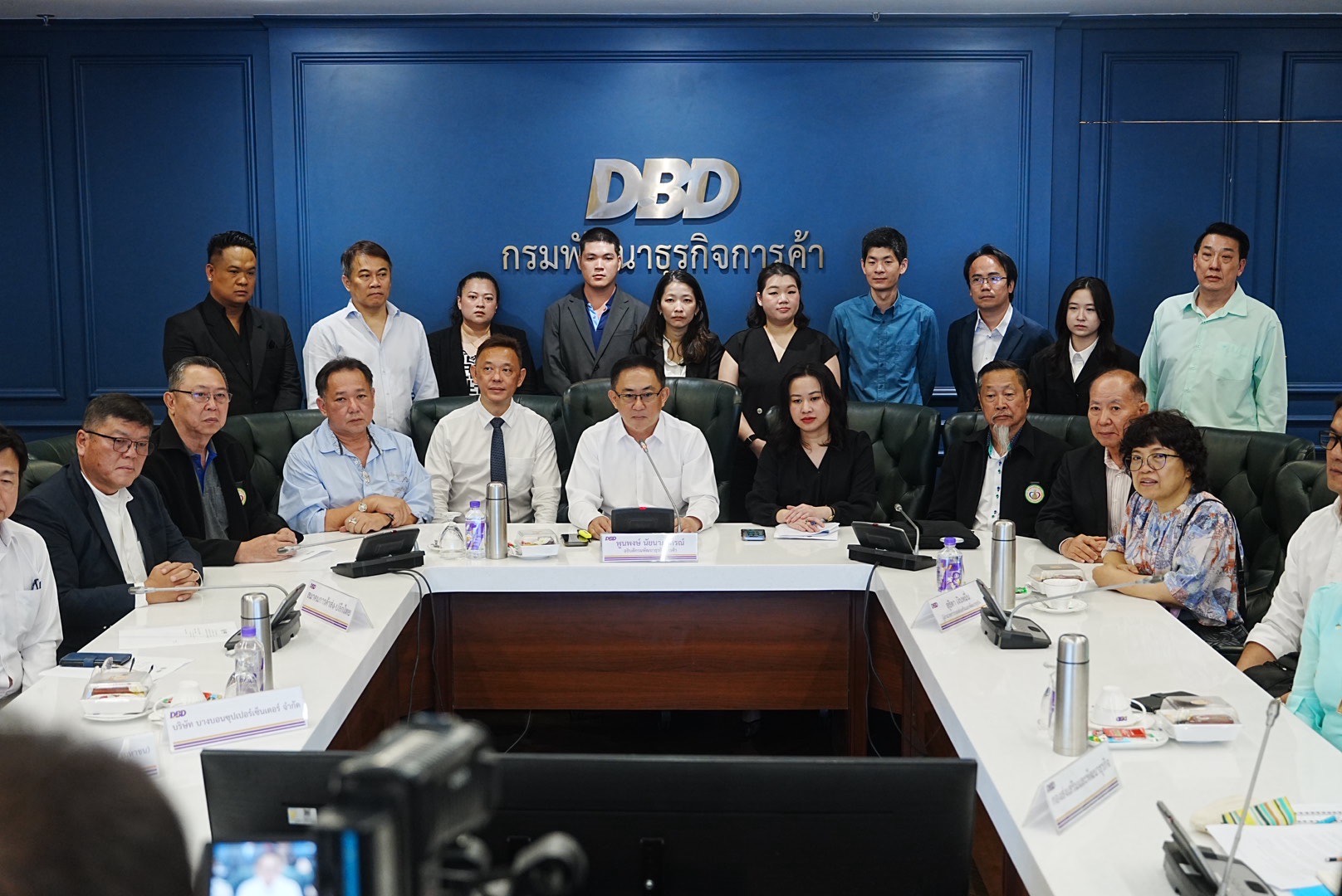 กรมพัฒนาธุรกิจการค้าจับมือสมาคมการค้าส่ง-ปลีกไทย และร้านค้าปลีกท้องถิ่น 99 แห่ง รวม 800 สาขาทั่วประเทศ จัดกิจกรรม “ไทยช่วยไทย x Local Low Cost” จัดโปรโมชันลดราคาสินค้าอุปโภคบริโภคที่จำเป็นต่อการครองชีพ 25-60% เริ่มวันที่ 1-10 พ.ค.นี้